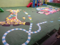 /album/galeria-de-fotos/calcada-girafa-amarelinha-etrilha-sensorial-jpg/